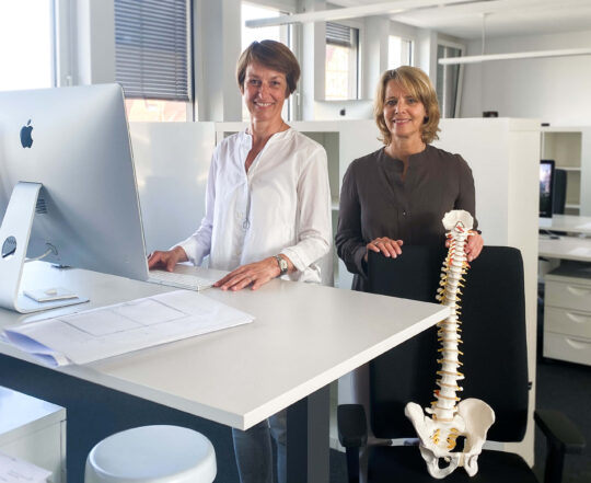 Geschäftsführerin Ursula Pasch und Sabine Neumann von MotivGesundheit während der Ergonomieberatung